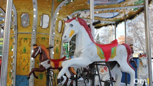 Из-за ухудшения погоды в Омске закрыли аттракционы