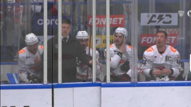 Судья удалил всех полевых игроков в матче «Авангарда» и «Локомотива». За что?