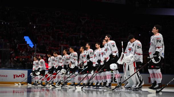 «Авангард» в безумном матче с горой удалений обыграл «Локомотив»