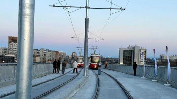 Крупнейшая в России трамвайная эстакада открылась в Новосибирске: рельсы ушли в небо на 12 метров