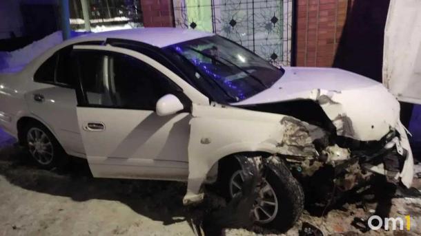 Омич в пьяном виде врезался в магазин, а потом заявил об угоне автомобиля