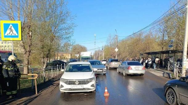 В Омске водитель сбил 17-летнюю девушку на переходе