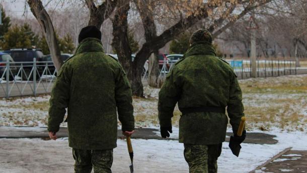 Военный избил мужчину на площади Маркса в Новосибирске с криком «Я Россию защищал»