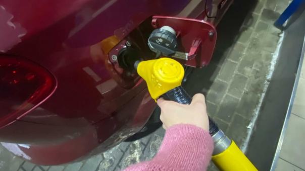 «Обливали АЗС бензином» — в Новосибирске предлагают ввести штраф за продажу топлива подросткам