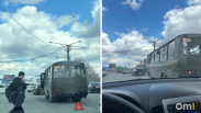 Автобус с военными врезался в легковушку в Новосибирске: на перекрёстке Жуковского и Мочищенского шоссе образовалась пробка