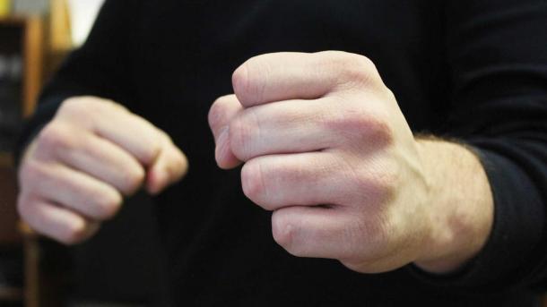 В Новосибирске пасынок расправился с отчимом-тираном, который избивал его беременную маму