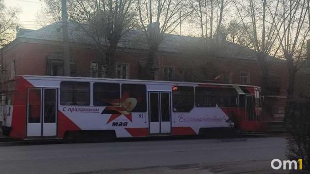 На улицах Омска появился необычный трамвай