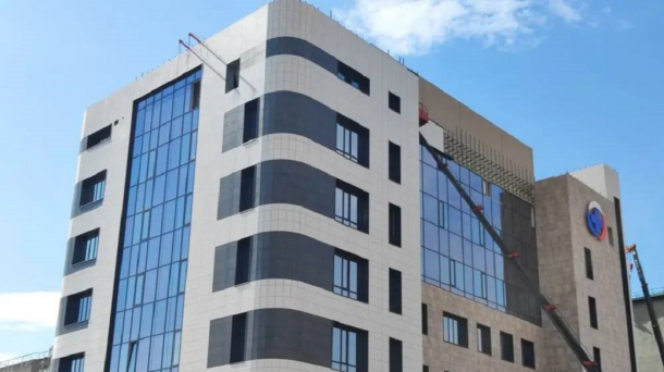 В Омске завершают монтаж фасада нового хирургического центра