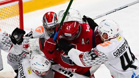 В КХЛ наказали вратаря «Авангарда» Серебрякова за драку в матче с «Локомотивом»