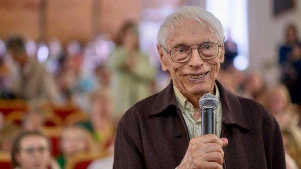 «Сейчас какой-то упадок в кино»: 100-летний Зацепин собрал аншлаг в Новосибирске и раскрыл секрет долголетия