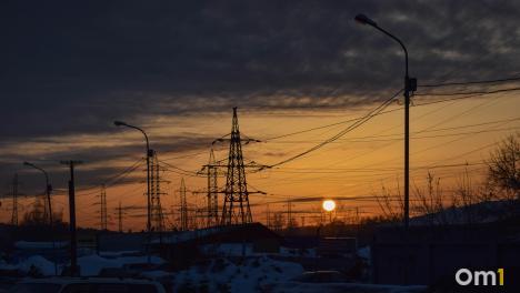 После урагана новые угрозы: незаконное оптоволокно на опорах ЛЭП может оставить посёлок под Новосибирском без света