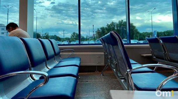 Омичи столкнулись с долгой задержкой рейса в Казань