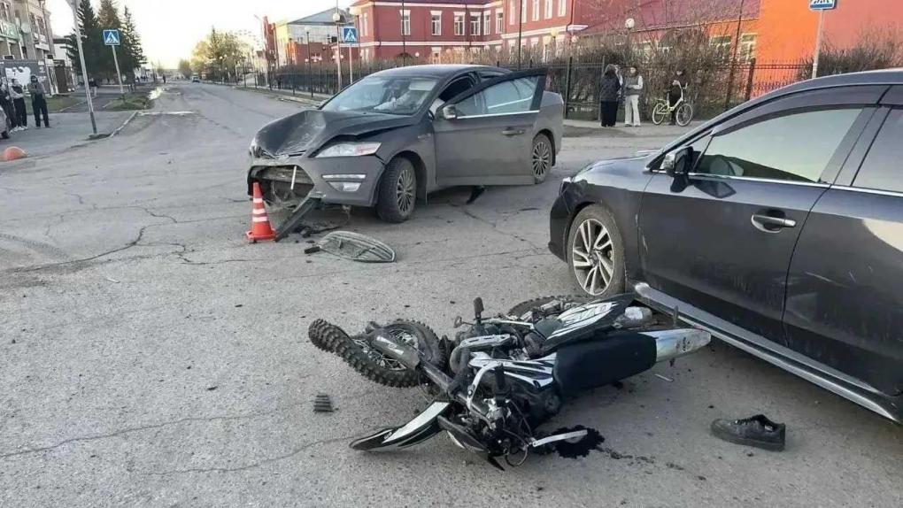 В Омской области подросток на мотоцикле столкнулся сразу с двумя автомобилями