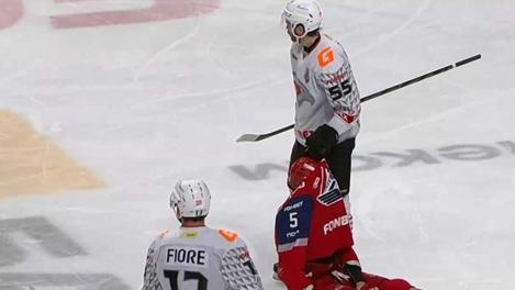 Судьи рассказали, за что удалили хоккеиста «Локомотива», которого Чеккони таскал за шкирку