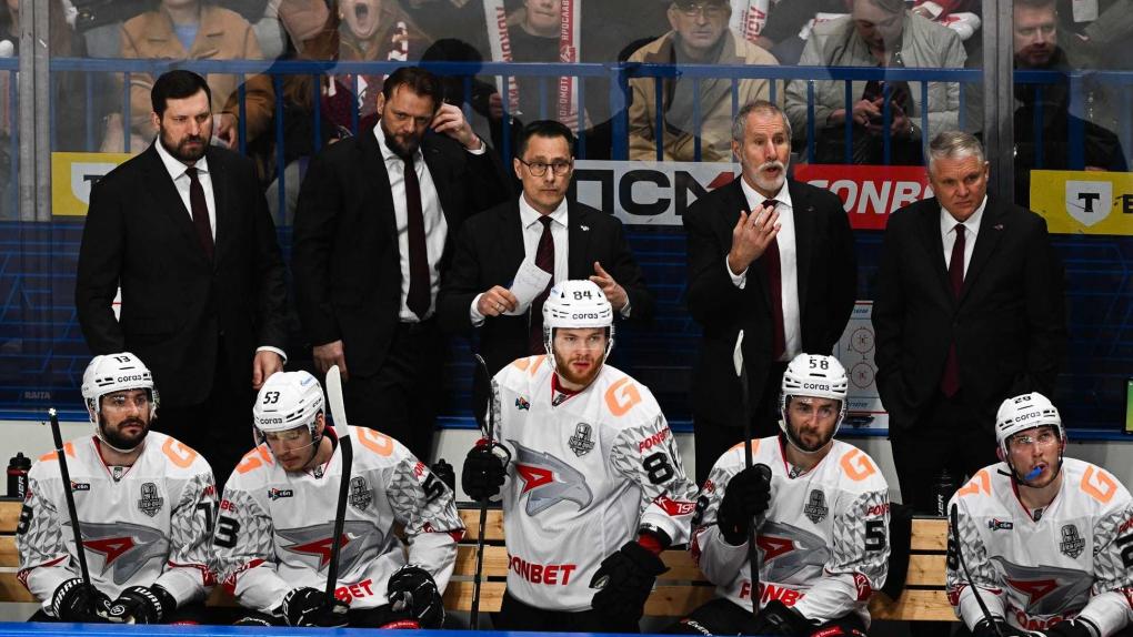 Всех туда! Всех!: в КХЛ показали, о чём говорили судьи во время матча-побоища с Локомотивом