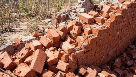 Водитель снёс стену на улице Фадеева в Новосибирске, восстановление не планируется