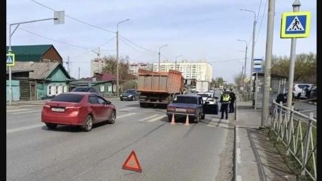 В Омске 16-летнюю девушку сбили на «зебре»