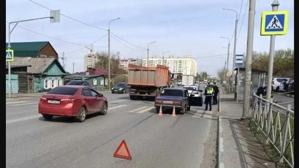 В Омске 16-летнюю девушку сбили на «зебре»