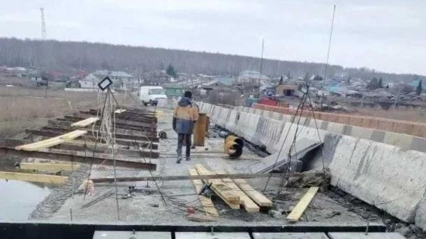 В Новосибирской области ремонтируют мост через реку Изылы