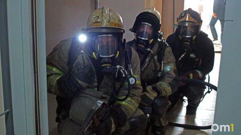 Пожар на улице Инской в Новосибирске: густой чёрный дым видно из разных точек города