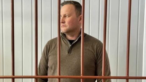 Почти 10 миллионов испарились из бюджета: в НСО фигуранту дела о реконструкции Колыванской ЦРБ продлили арест
