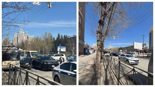 В Новосибирске на площади Калинина столкнулся автобус № 30 — работают сотрудники ГАИ