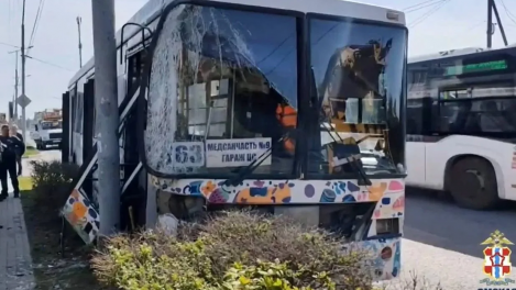 В Омске автобус с пассажирами врезался в опору ЛЭП: пострадали шесть человек
