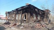 От 106-летнего дома на Инской в Новосибирске остался лишь сруб: огонь уничтожил резные подзоры и крышу