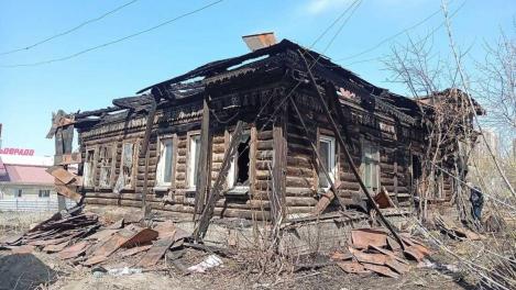 От 106-летнего дома на Инской в Новосибирске остался лишь сруб: огонь уничтожил резные подзоры и крышу