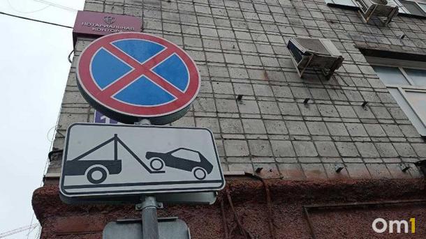 В Новосибирске на Ленинградской запретят парковку: машины начнут эвакуировать