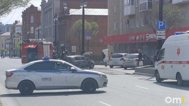 В центре Омска перекрыли улицу из-за пожара