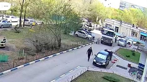 В Омске девочка с велосипедом попала под мусоровоз