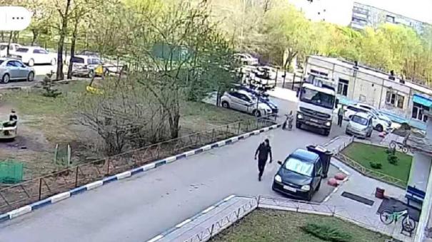 В Омске девочка с велосипедом попала под мусоровоз