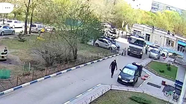В Омске девочка с велосипедом попала под мусоровоз