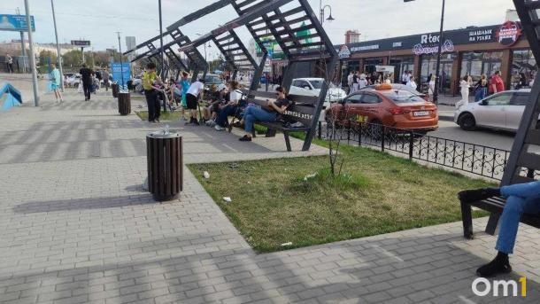 Омичей возмутили переполненные урны близ «Пешеходного Любинского»