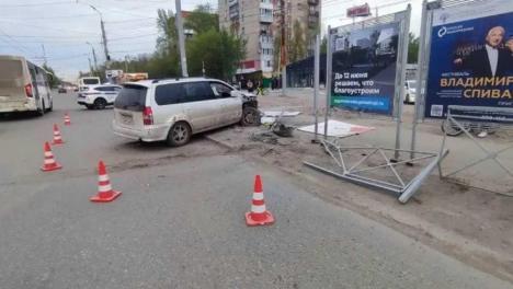 Пьяный омич на иномарке сбил мотоциклиста и протаранил дорожное ограждение