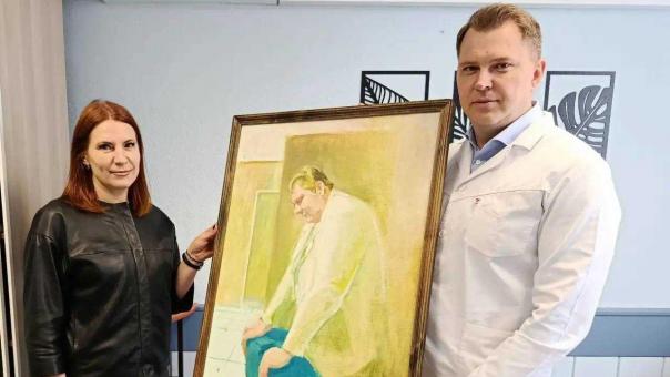 Омский Минздрав ищет автора картины об уставшем враче