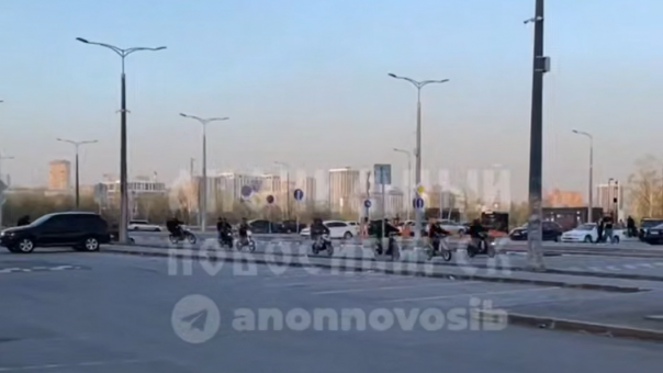 В Новосибирске подростки на питбайках устроили гонку по городу, нарушая ПДД