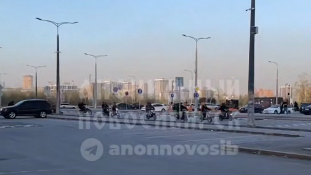В Новосибирске подростки на питбайках устроили гонку по городу, нарушая ПДД