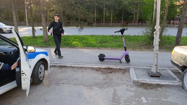 В Омске самокатчик сбил двух маленьких детей на тротуаре