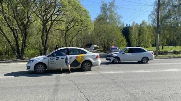 В Омске 13-летняя пассажирка такси пострадала в ДТП на Лизы Чайкиной