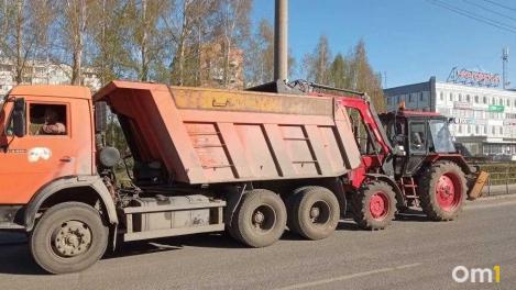Дорожные службы Омска убирали улицы все майские праздники