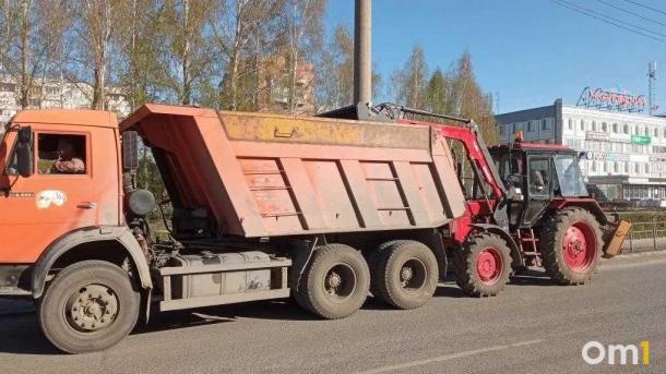 Дорожные службы Омска убирали улицы все майские праздники
