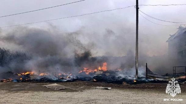 В колоссальном пожаре в Кузбасе полностью сгорела шиномонтажка