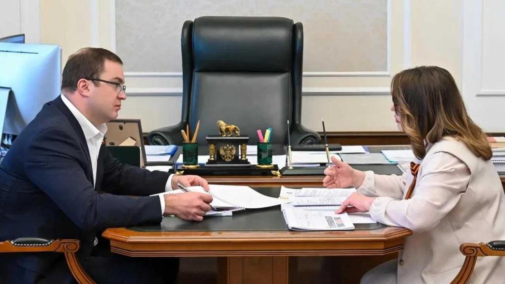 Губернатор Омской области обсудил с детским омбудсменом защиту прав детей