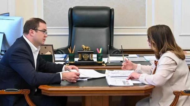 Губернатор Омской области обсудил с детским омбудсменом защиту прав детей