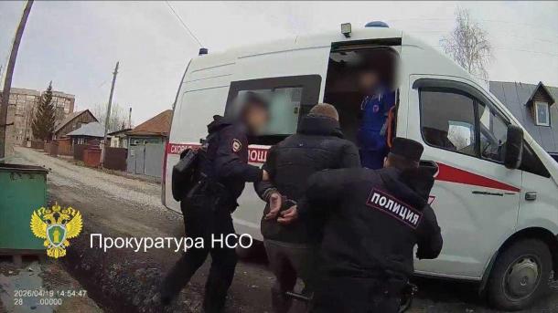 Пьяный бердчанин набросился на полицейских, которые приехали его спасать