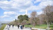 Почему на набережной Новосибирска одновременно и праздник, и тлен? Репортаж