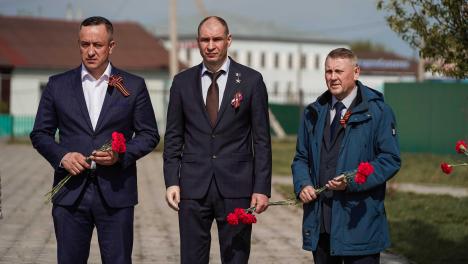Сенатор РФ Дмитрий Перминов открыл в Оконешниково Доску почёта волонтёров