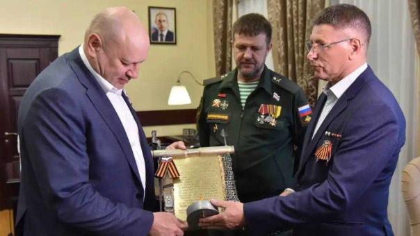Омской мэрии подарили инсталляцию на военную тему